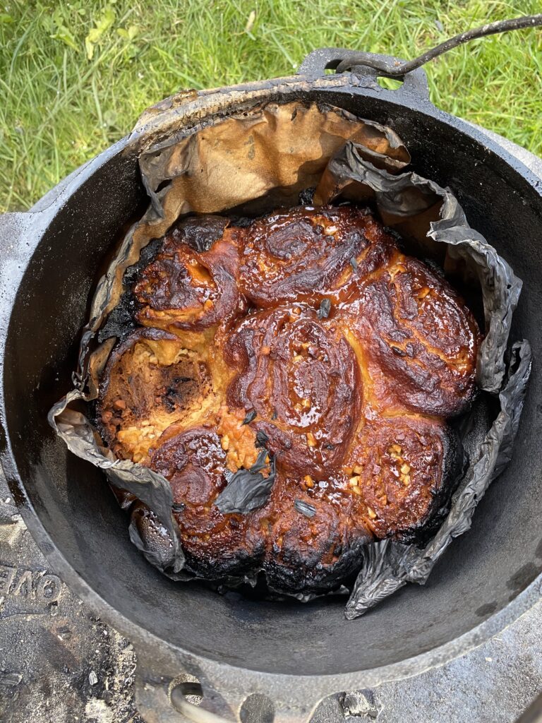Outdoorküche Rezept Tipp Zimtschnecken Kochen am Feuer