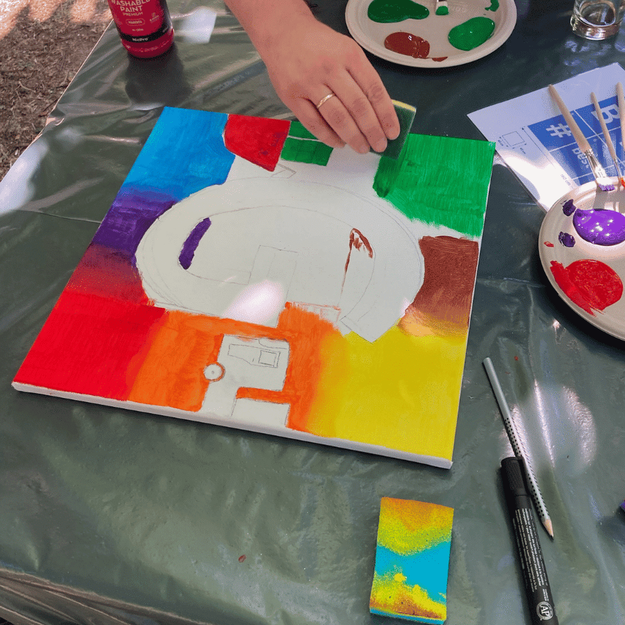 Team gestaltet gemeinsam eine Leinwand beim TeamPainting Teambuilding